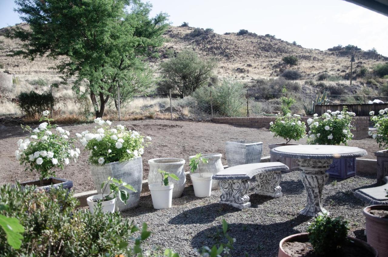 Desert Dew Guest House Hutchinson Екстер'єр фото