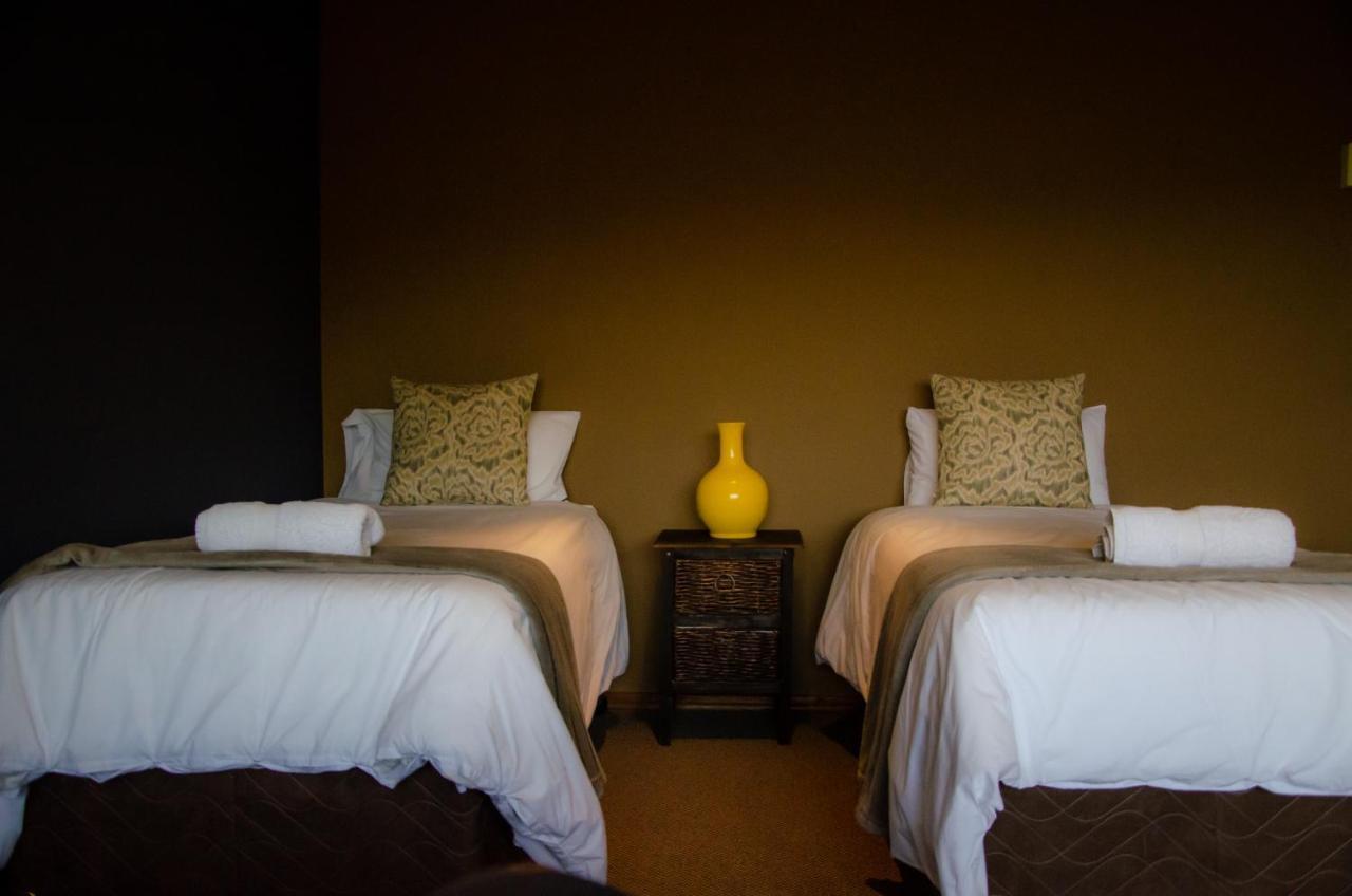 Desert Dew Guest House Hutchinson Екстер'єр фото