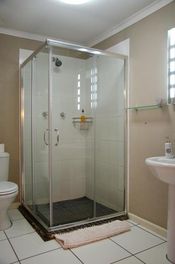 Desert Dew Guest House Hutchinson Екстер'єр фото
